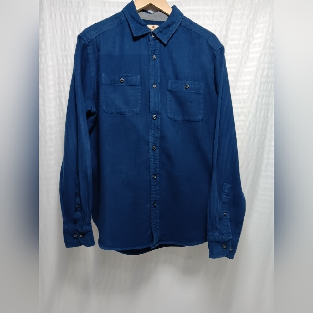Woolrich Men's Flannel long-sleeved button down shirt. Size XL ( Runs Small)